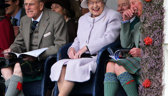 Смеется от души: биограф королевы Елизаветы рассказала о ее настоящем характере