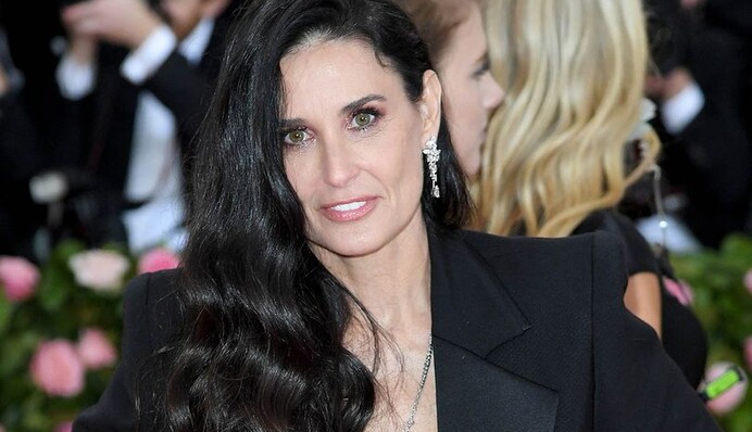 Демі Мур вийшла на подіум паризького Тижня моди, але через пластику актрису впізнали не всі