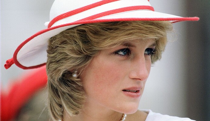 Кристен Стюарт оказалась точной копией принцессы Дианы на первом кадре из байопика 