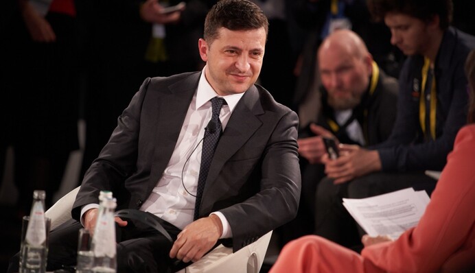 Между молотом и наковальней: зачем Зеленский влез в войну США и Китая за 