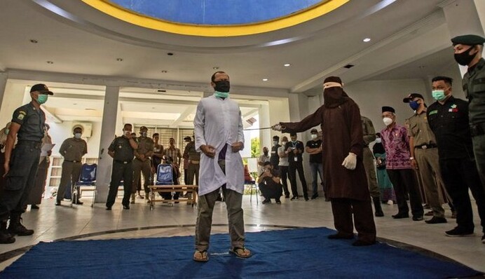 Більше ніж фото: в Індонезії двоє чоловіків отримали по 77 ударів батогом за одностатевий секс