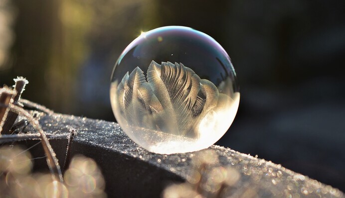 Фотограф показала, как мыльный пузырь на морозе превращается в радужный шар, и это завораживающее зрелище