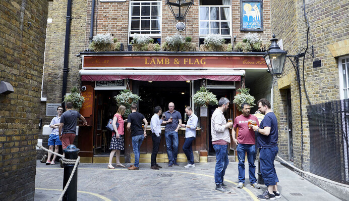 В Англии закроют любимый паб Джона Толкина и Клайва Льюиса - его открыли в 1566 году, но тут пришел ковид