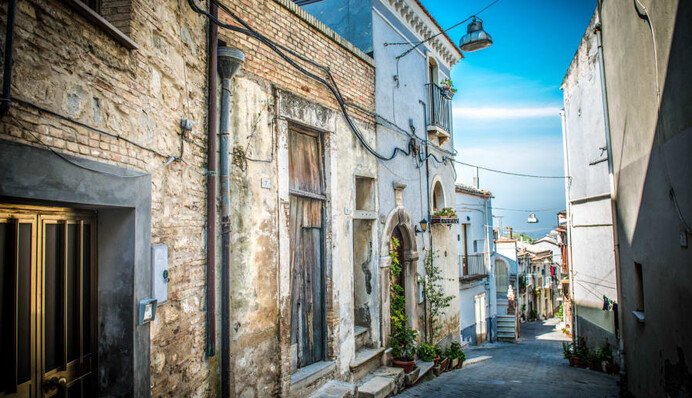 Ще одне італійське місто розпродає старі будинки за 1 євро - мер хоче врятувати його від вимирання