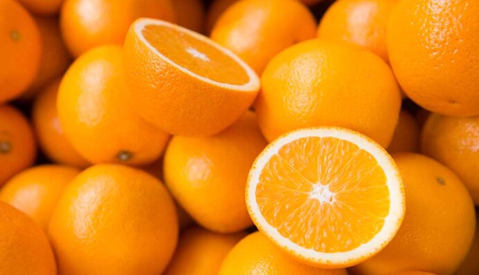 Четверо чоловіків з'їли 30 кг апельсинів, щоб не доплачувати за багаж у літаку