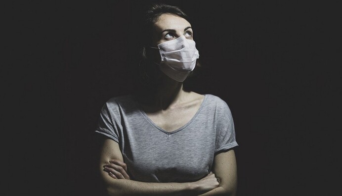 У Парижі 100 осіб влаштували оргію, але тут увірвалася поліція. Що ж, довелося платити штрафи за відсутність масок