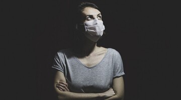 У Парижі 100 осіб влаштували оргію, але тут увірвалася поліція. Що ж, довелося платити штрафи за відсутність масок