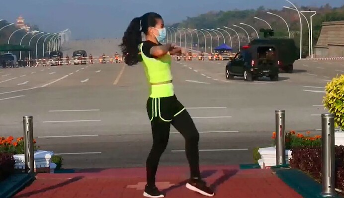 Переворот у М'янмі не завадив учительці фізкультури влаштувати тренування перед військовими: відео
