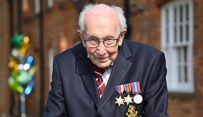 У Британії від ковіду помер 100-річний ветеран Том Мур - в розпал пандемії він зібрав мільйони фунтів для медиків