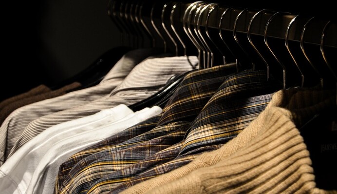 Мужчина сдал одежду на благотворительность, но не знал о заначке жены - в вещах она хранила более $10 тысяч