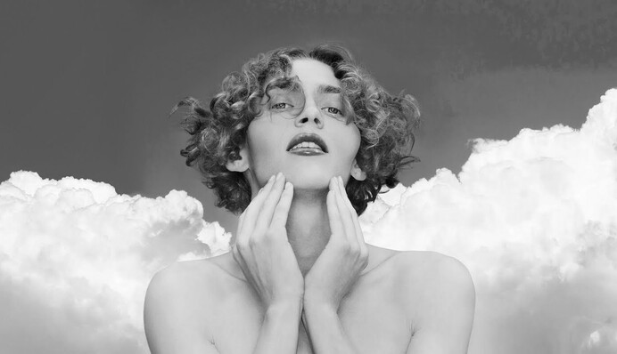 Умерла трансгендерная певица Sophie - номинантка на премию 