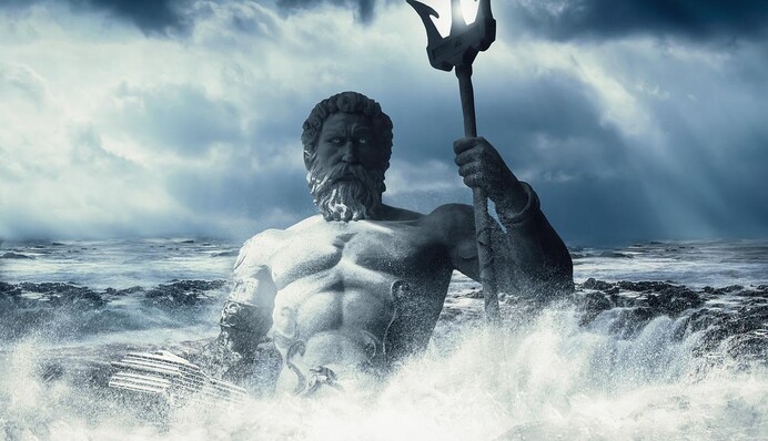 Фотограф снимал океан во время шторма и увидел в волнах лицо Посейдона