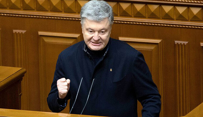 Метушня збитого льотчика: як Порошенко намагається вбити клин між Зеленським та Білим домом