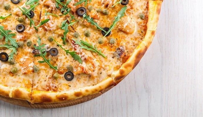 Печем дома маленькие пиццы с разной начинкой: 3 рецепта для любителей фастфуда