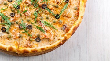 Печемо вдома маленькі піци з різною начинкою: 3 рецепти для любителів фастфуду