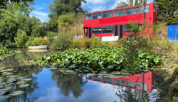 Пара перетворила двоповерховий автобус на затишний дім із каміном і гардеробною: фото