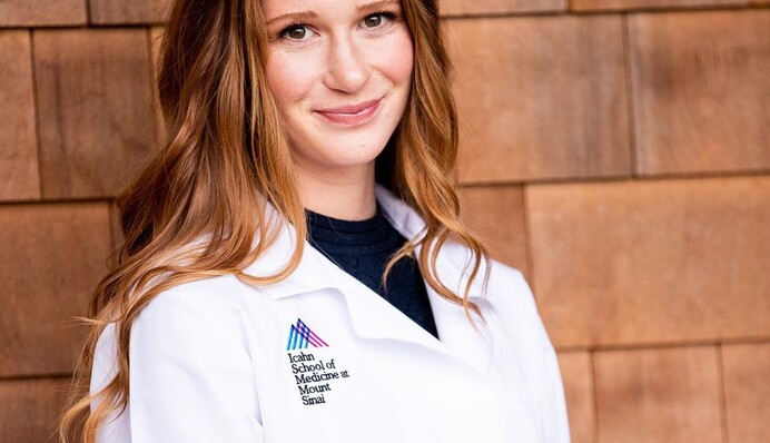 Дочь Билла Гейтса высмеяла теорию заговора о вакцинах против коронавируса