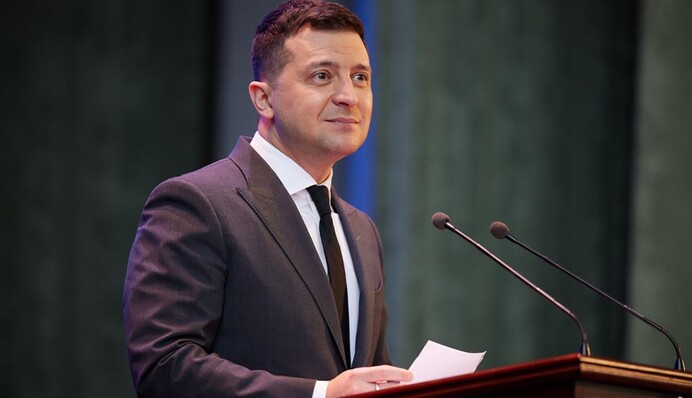 В огород Порошенко: зачем Зеленский переходит на 