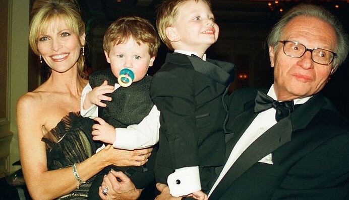 Вдова Ларрі Кінга виступила проти сина телеведучого і звернулася до суду через таємний заповіт