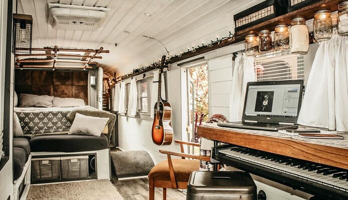 Студент превратил старый автобус в уютный дом на колесах - в нем есть даже маленький сад