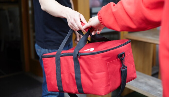 Парень заказал обед и колу, но получил чью-то злую шутку: сервису доставки пришлось очень сильно извиняться