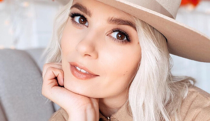 Аналізи були ідеальними: співачка Міка Ньютон розповіла, як у неї проявився рак