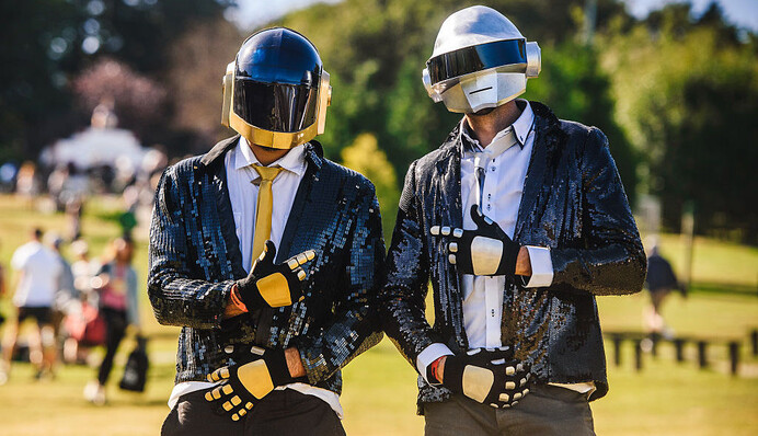 Люди прощаются с Daft Punk, а вы не знаете, кто это? Да ладно вам, просто включите эти треки - их знают все