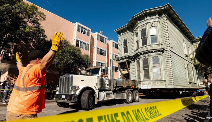139-річний будинок зняли з місця і перевезли за новою адресою - масштаби переїзду вражають
