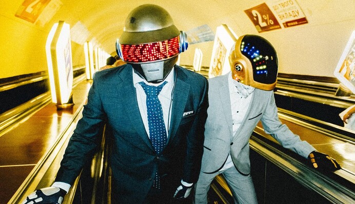 Daft Punk пьют пиво на Подоле и ездят в метро: в сети вспомнили забавный эксперимент украинских поклонников