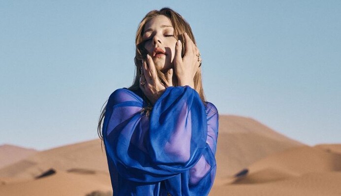 Тина Кароль позировала в пустыне для обложки журнала Viva!