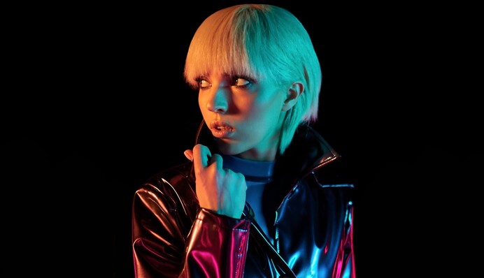 Співачка 2000-х Ольга Діброва повернулася в новому образі диско-діви 80-х. Дивимося перше музичне відео Ready in LED