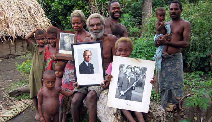 Жителі острова в Тихому океані поклоняються принцу Філіпу як богу, і це справжній культ карго