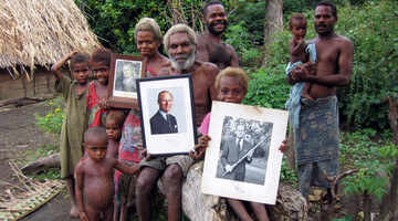 Жители острова в Тихом океане поклоняются принцу Филиппу как богу, и это настоящий карго-культ