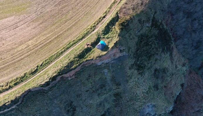 Сім'я туристів із дитиною розбила намет на краю обриву і ледве уникла трагедії