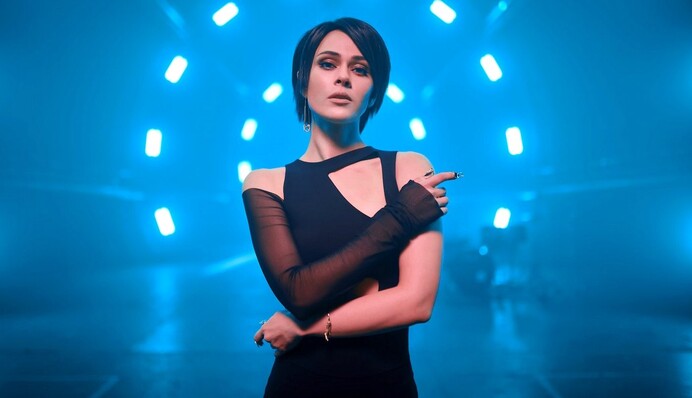 Юлия Санина с короткой стрижкой похищает сердечки поклонников: смотрим новый клип The Hardkiss 