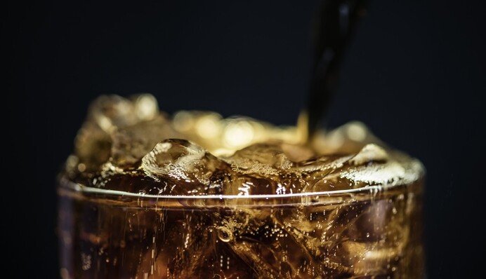 Девушка показала в TikTok, что будет с зубами, если пить колу каждый день