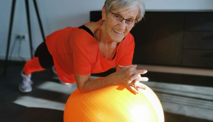 81-летняя любительница фитнеса стала звездой TikTok, и ее видео - заряд мотивации