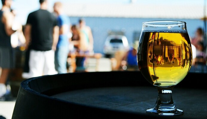 Два приятеля на матраці так захопилися пивом, що не помітили, як опинилися у відкритому морі