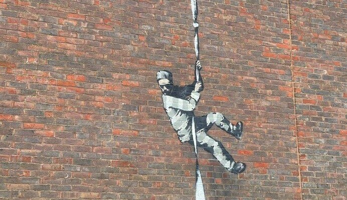 На стенах тюрьмы, в которой сидел Оскар Уайльд, появилась новая работа Бэнкси - посмотрите, как художник создавал ее