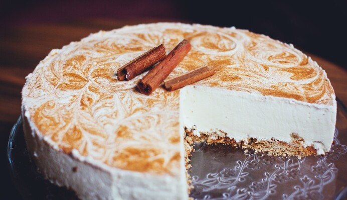 Як приготувати простий торт на 8 березня: 3 рецепти до квітів