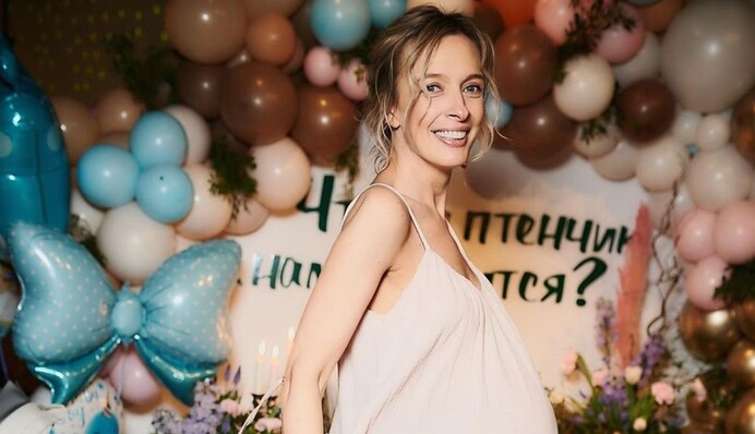 Ведуча Василіса Фролова показала миле фото з новонародженим сином і розповіла про пологи