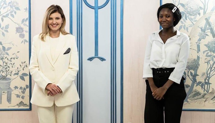 Елена Зеленская выгуляла стильный белый костюм, и лайки летят отовсюду: разбираем наряд первой леди