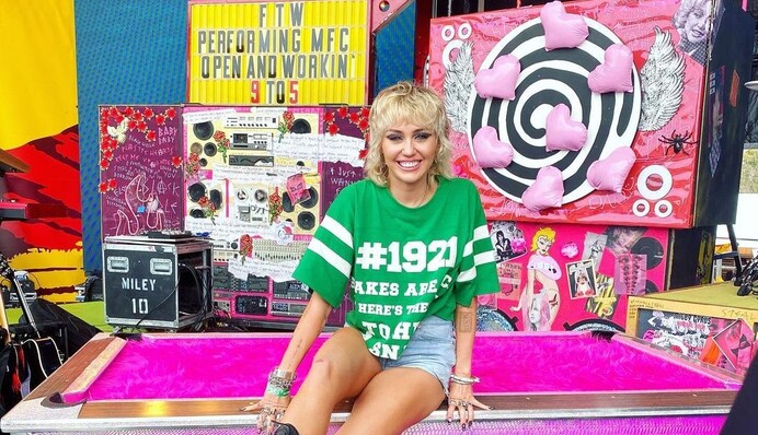 Майлі Сайрус у новому кліпі ностальгує за великими концертами та закликає вакцинуватися від Covid-19: відео