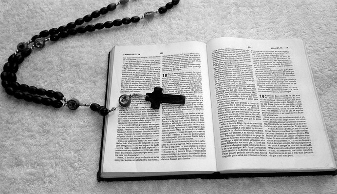 Священик випадково вмикнув реп під час служби, і його реакція безцінна: відео