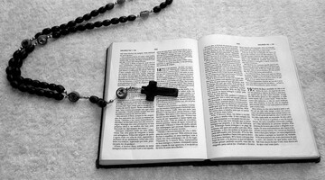 Священик випадково вмикнув реп під час служби, і його реакція безцінна: відео