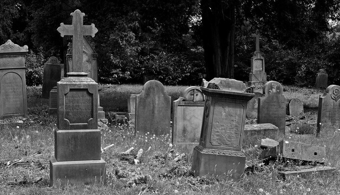 Жінка прибирала у дворі і знайшла моторошний надгробок 19 століття