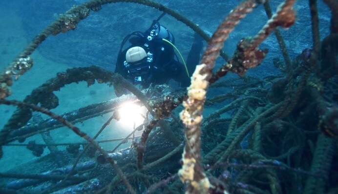 Пожилой японец стал водолазом, чтобы найти пропавшую во время цунами жену - он ищет ее уже 7 лет
