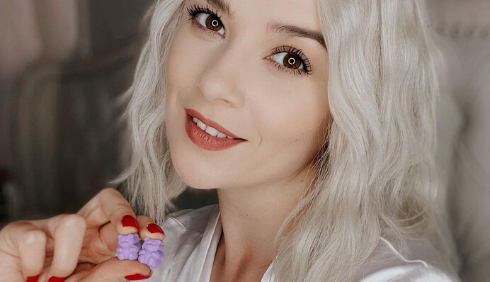 Мике Ньютон потребовалась неотложная помощь врачей - певица думала, что у нее Covid-19