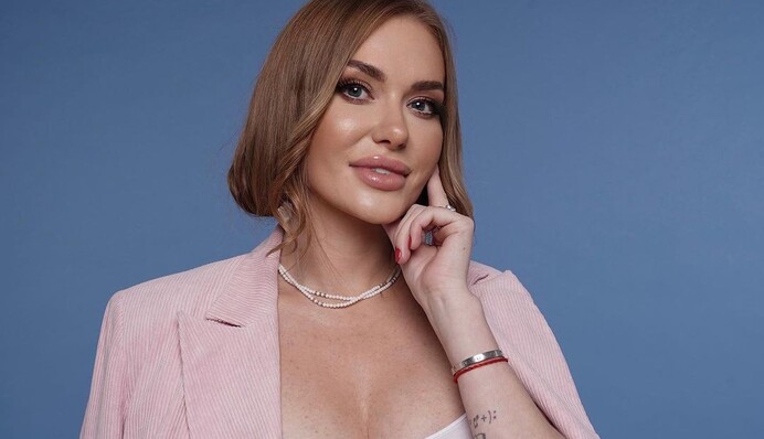 Слава Каминская сделала татуировку сама себе, и это название ее дебютной сольной песни