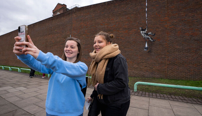 Сторонники покойного соперника Бэнкси закрасили его новое граффити на стене редингской тюрьмы: фото